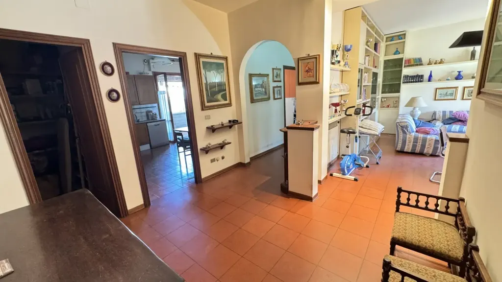 Sala da pranzo - Five-Bedroom Apartment with Garage in Prato