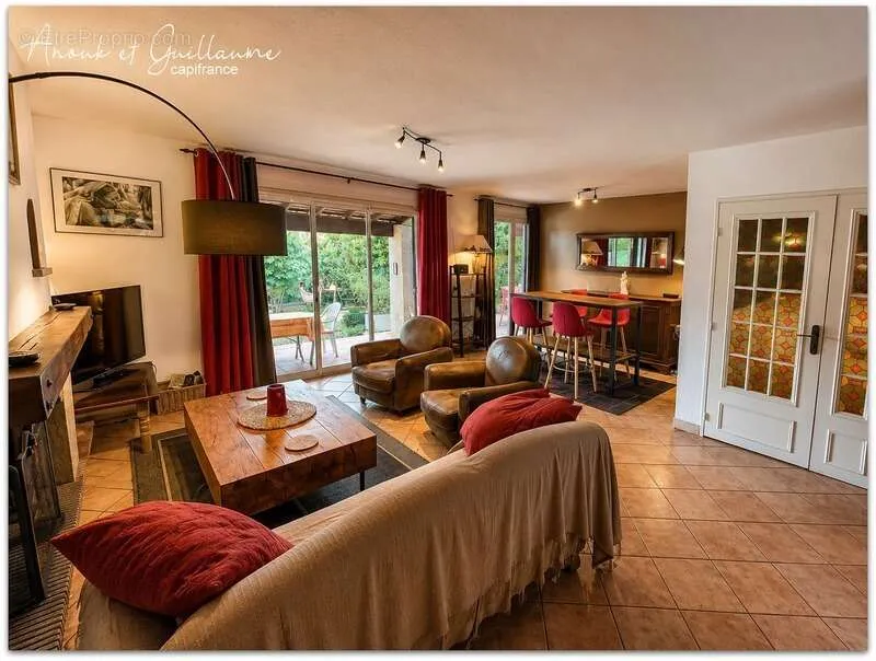 Séjour - Villa Familiale avec Piscine à Roujan