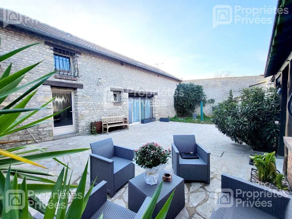 Aed - Stone Property with Courtyard near Sermaises