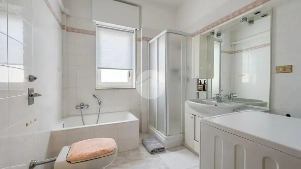 Salles de bain - Bright Apartment with Panoramic View in Cologno Monzese