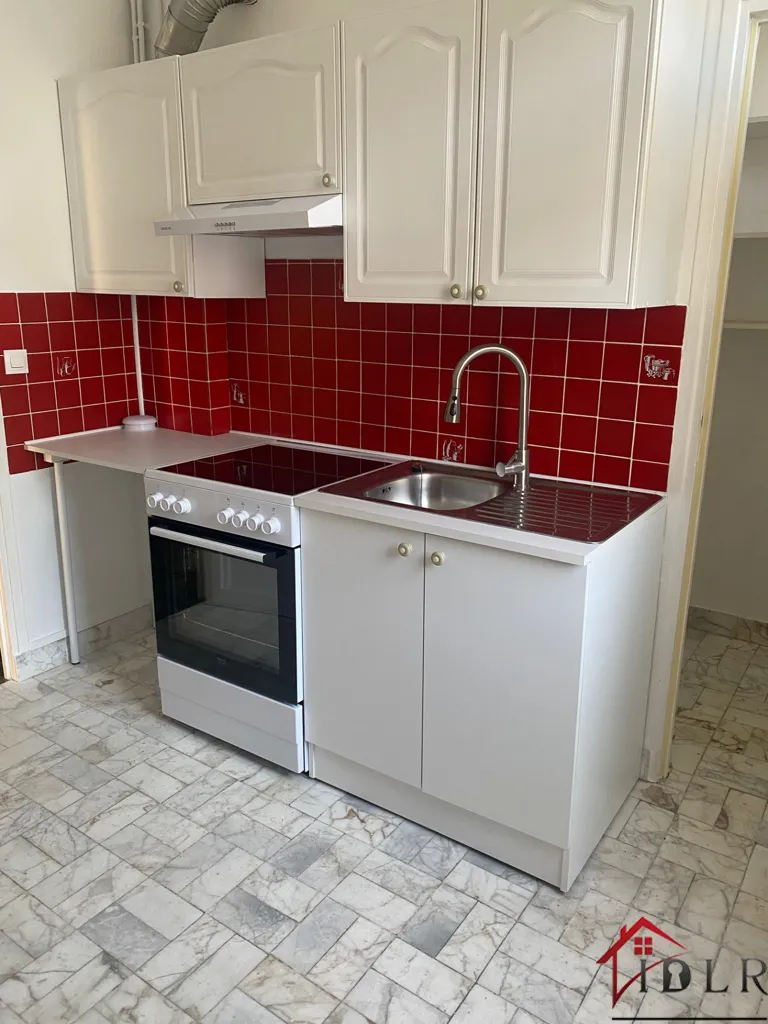 Kitchen - Renovated Flat with Loggia in Chaumont Centre