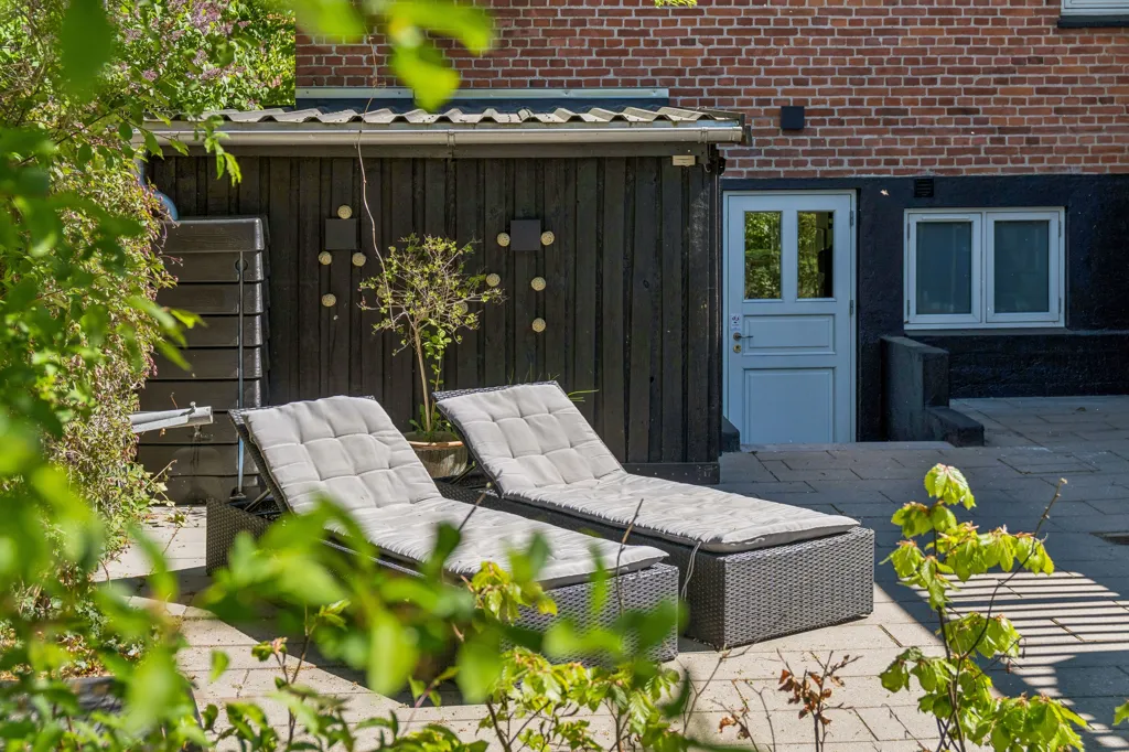 Garden - Charming Brick Villa with Terrace in Birkerød