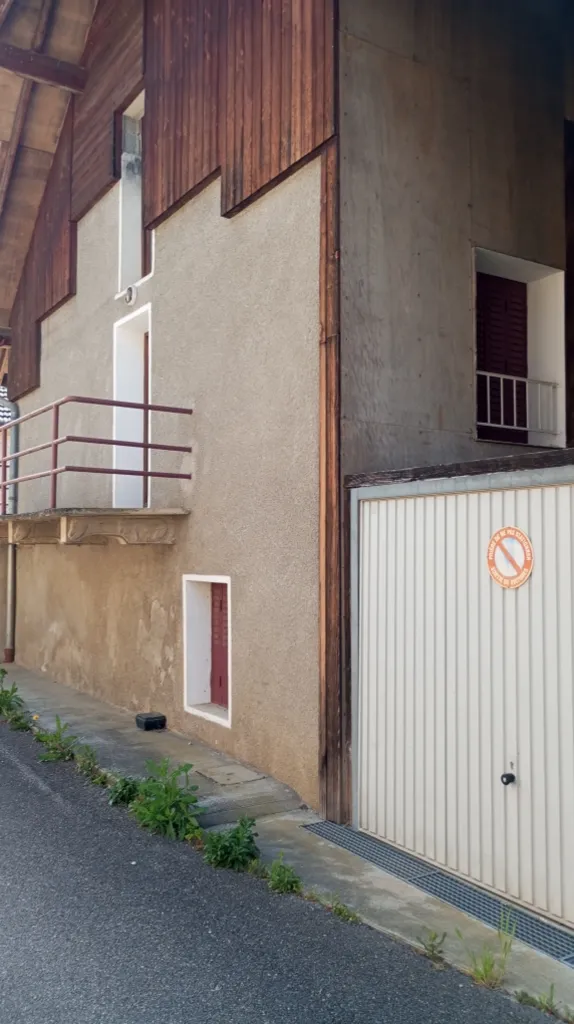 Extérieur - Maison en 2 Logements avec Cour à Yenne