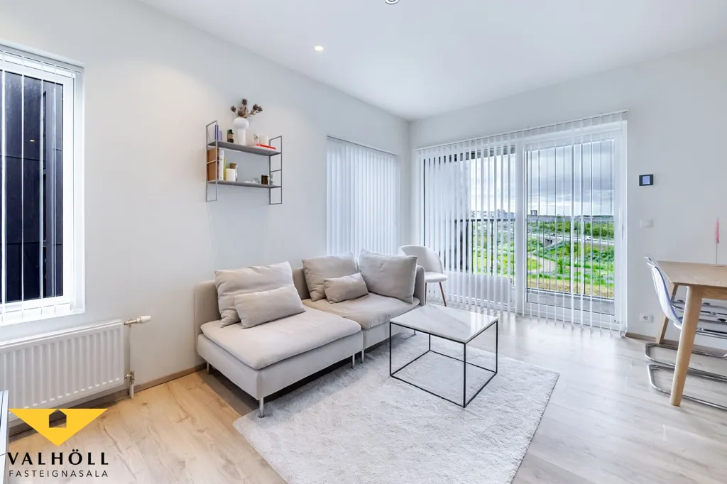 Elutuba - Modern Apartment with Balcony in Reykjavik