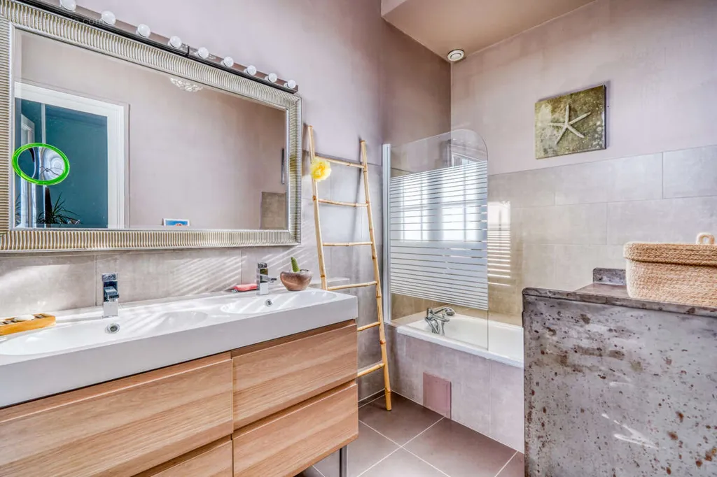 Vannitoad - City Centre Apartment with Balconet in La Teste-de-Buch