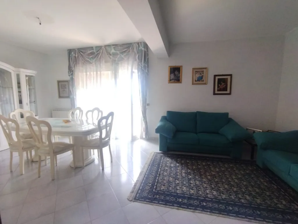 Söögituba - 3-Bedroom Apartment with Balcony in Messina