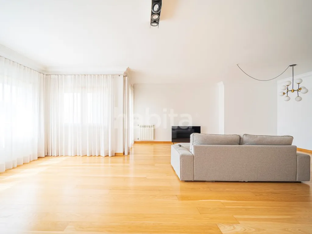 Elutuba - 4-Bed Flat with River View in Restelo, Lisbon