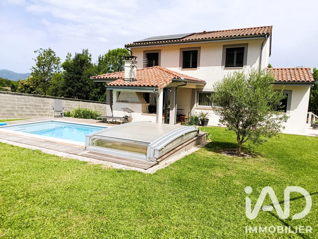 Piscina - Contemporary Villa with Pool in Foix