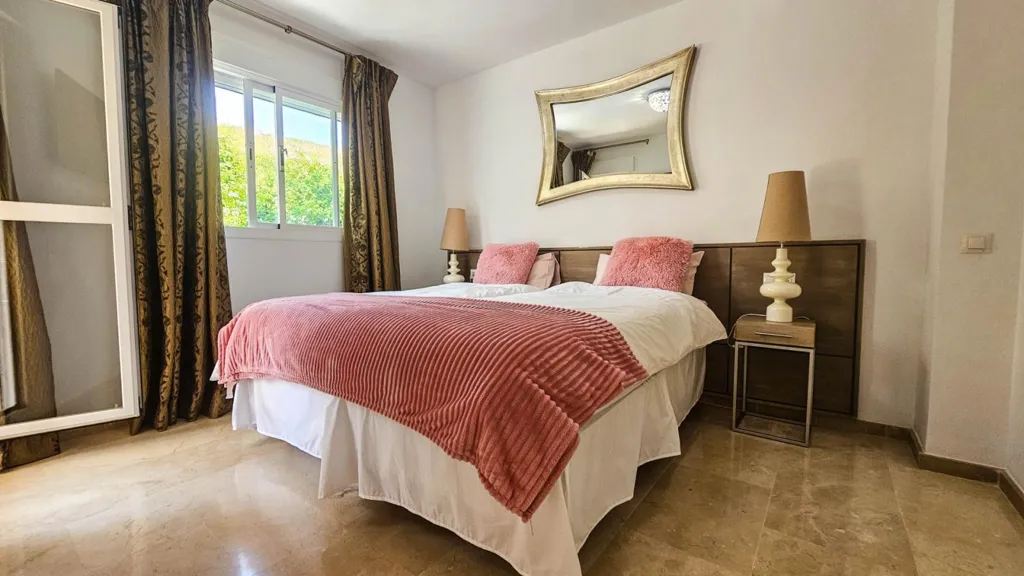 Chambres - Refurbished Semi-Detached with Pool in La Duquesa