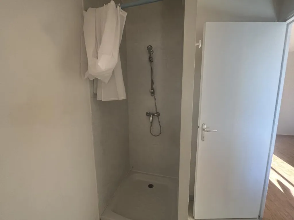 Salles de bain - Studio Semi-Meublé avec Coin Cuisine