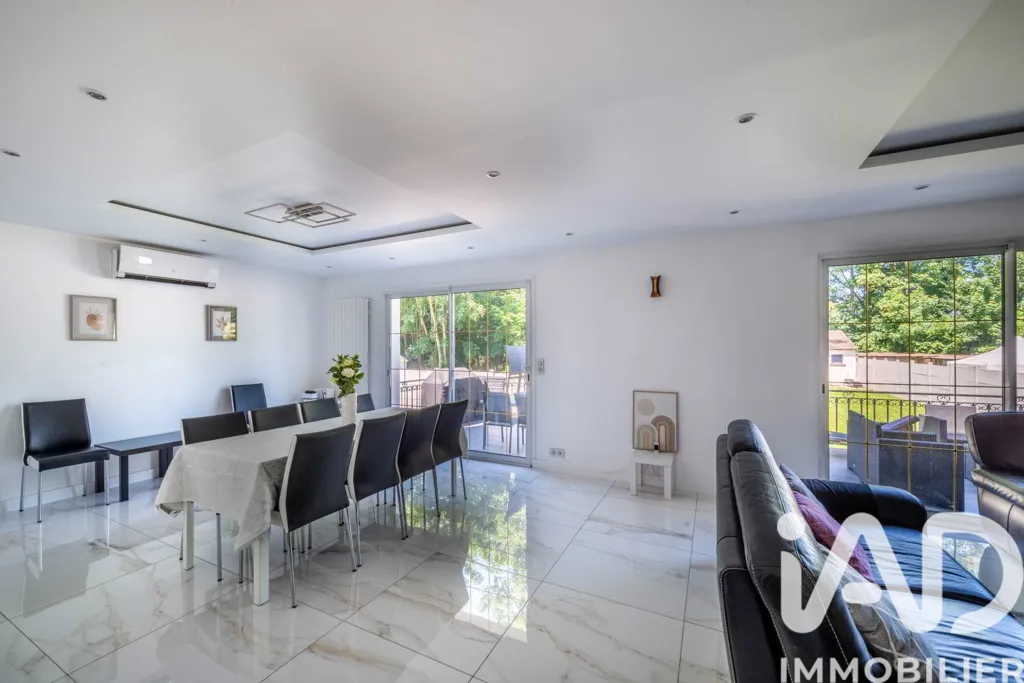Salle à manger - Maison de 8 Pièces avec Terrasse et Jardin