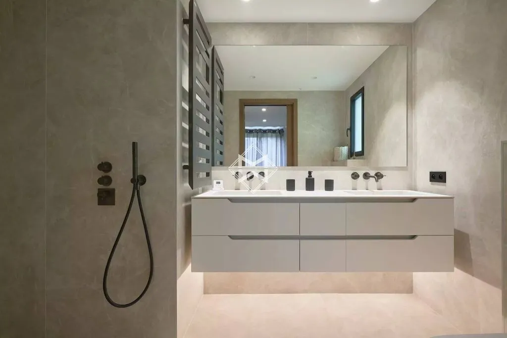 Salles de bain - Villa Luxueuse avec Piscine à La Croix-Valmer