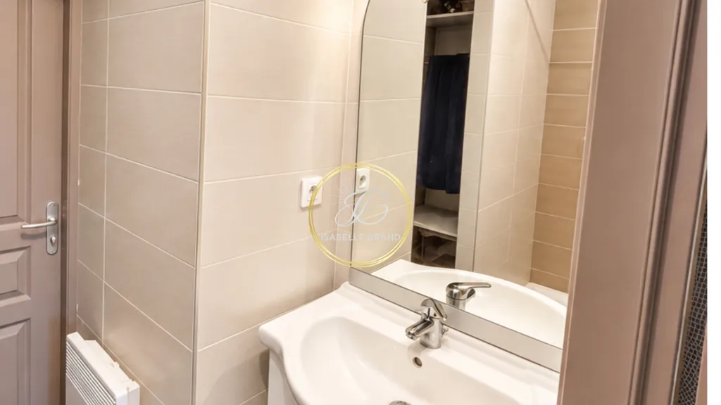 Vannitoad - 3-Bedroom Apartment with City Centre View in Prades