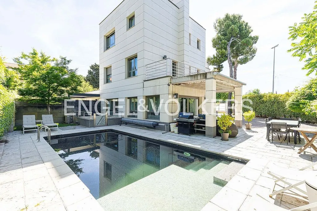 Chalet with Pool and Terrace in Aravaca