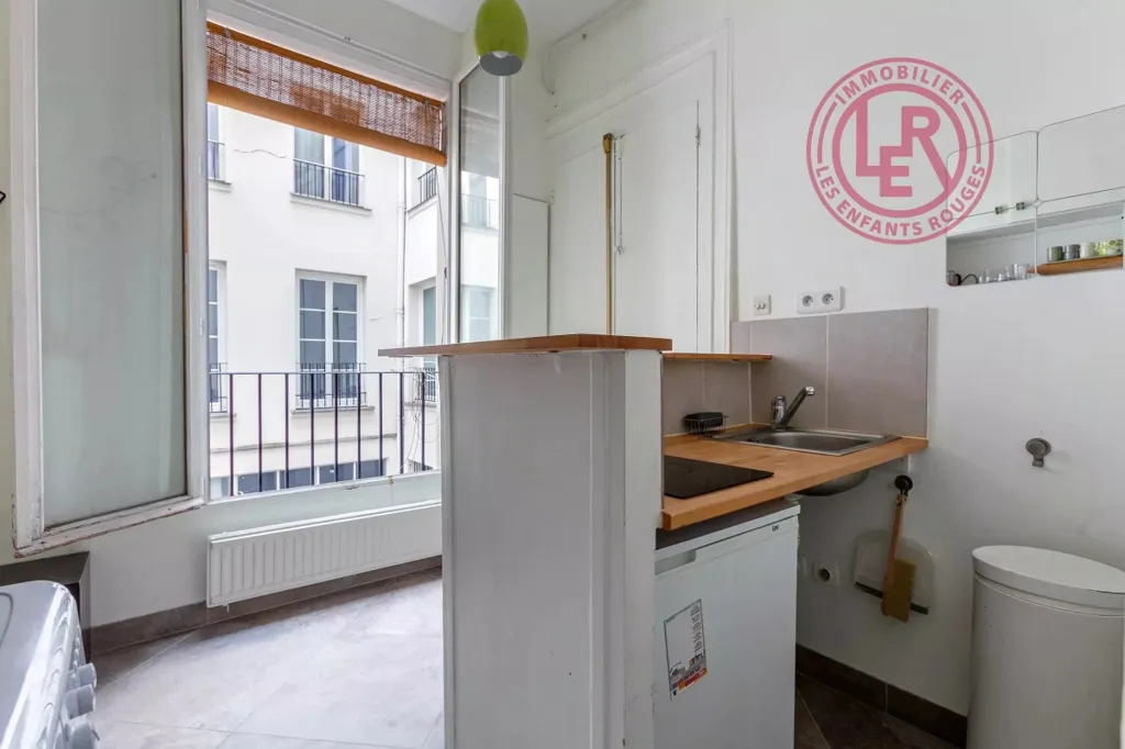 Cuisine - Studio avec Hauteur sous Plafond et Ascenseur à Paris 3
