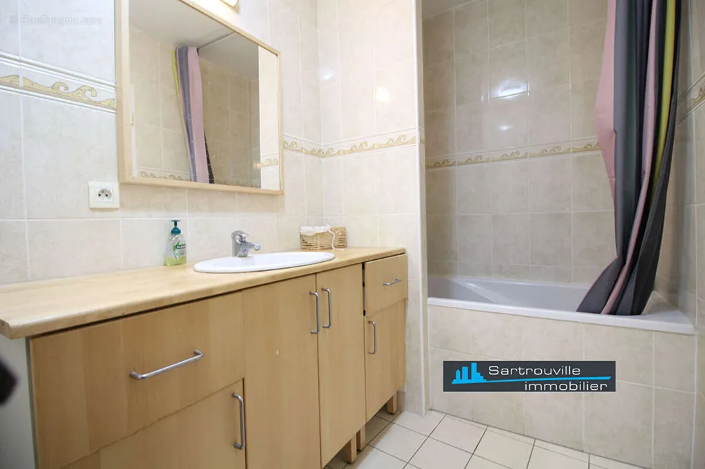 Salles de bain - Duplex Inversé avec Parking à Sartrouville