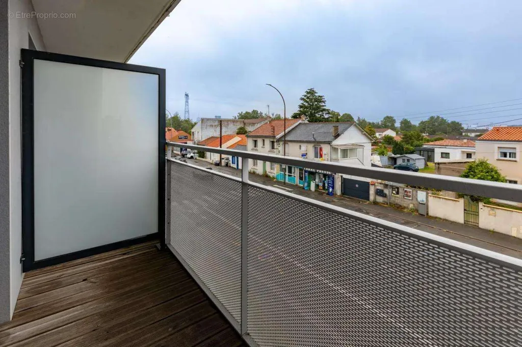 Balcony - 3-Bed Apartment with Balcony in Saint-Sébastien
