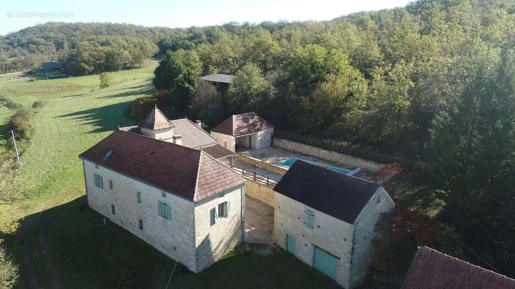 Õhuvaade - Extensive Property with Pool in Salviac