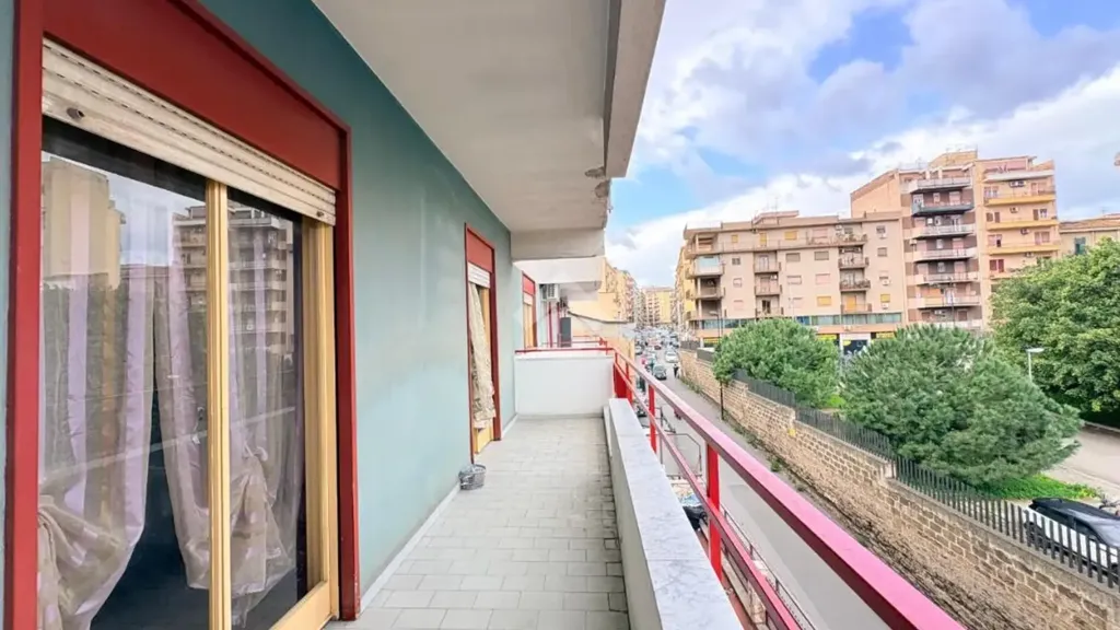 Balcon - 4-Bedroom Apartment with Balcony in Palermo