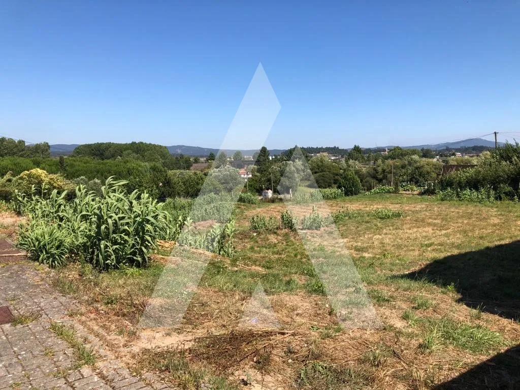 Aed - Construction Plot with Three Floors in Mogofores