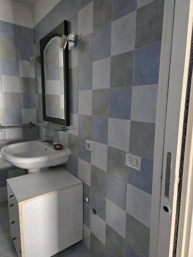 Salles de bain - Rearranged 2-Bedroom Apartment in Caserta