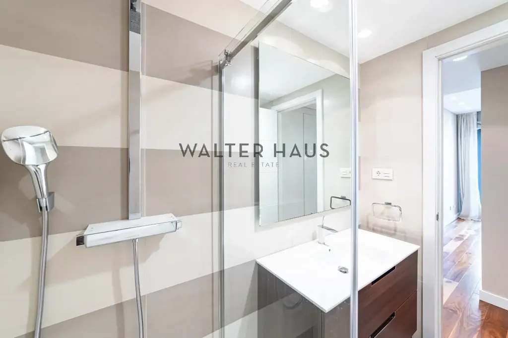 Salles de bain - Modern Apartment with Solar Panels in Chamberí, Madrid