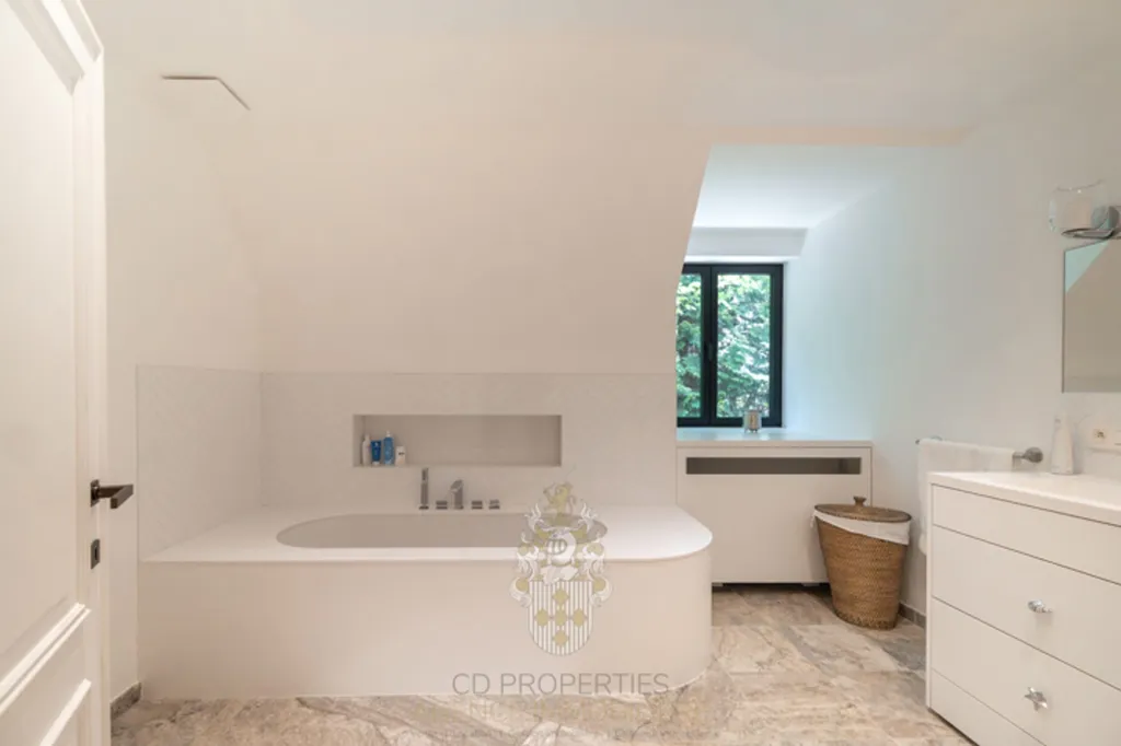 Salles de bain - Villa Rénovée avec Espace Wellness à Uccle