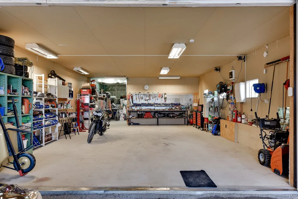 Garage - Renovated Villa with Workshop in Degernäs