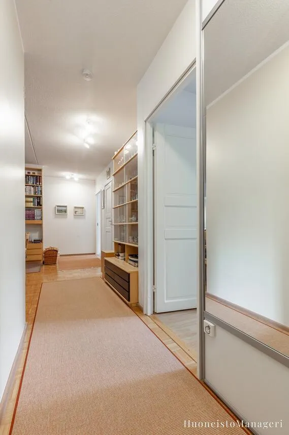 Hallway - Spacious 3-Bedroom Flat with Balcony in Olari, Espoo