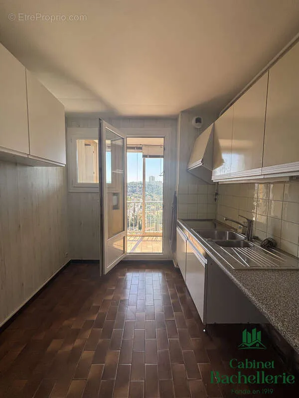 Köök - Bright Apartment with Balcony View in Marseille-13