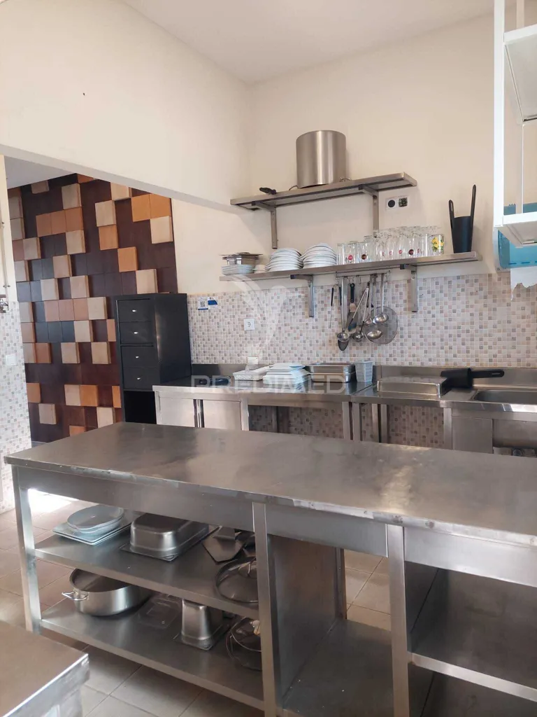 Cuisine - Commercial Space with Esplanada in Quarteira