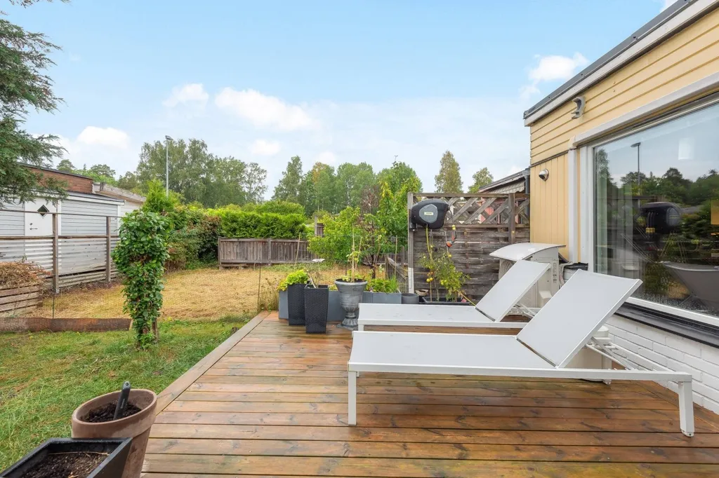 Aed - Renovated Two-Bedroom Flat with Garden in Järfälla
