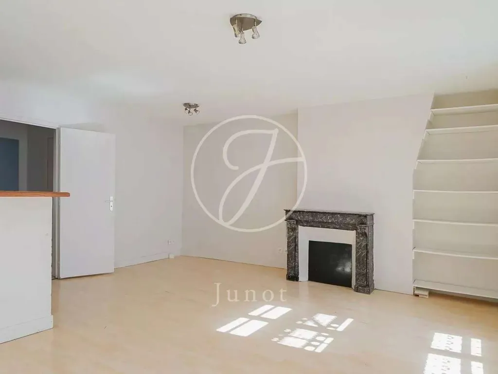 Living Room - 4-Piece Apartment with Courtyard View in Paris 75011