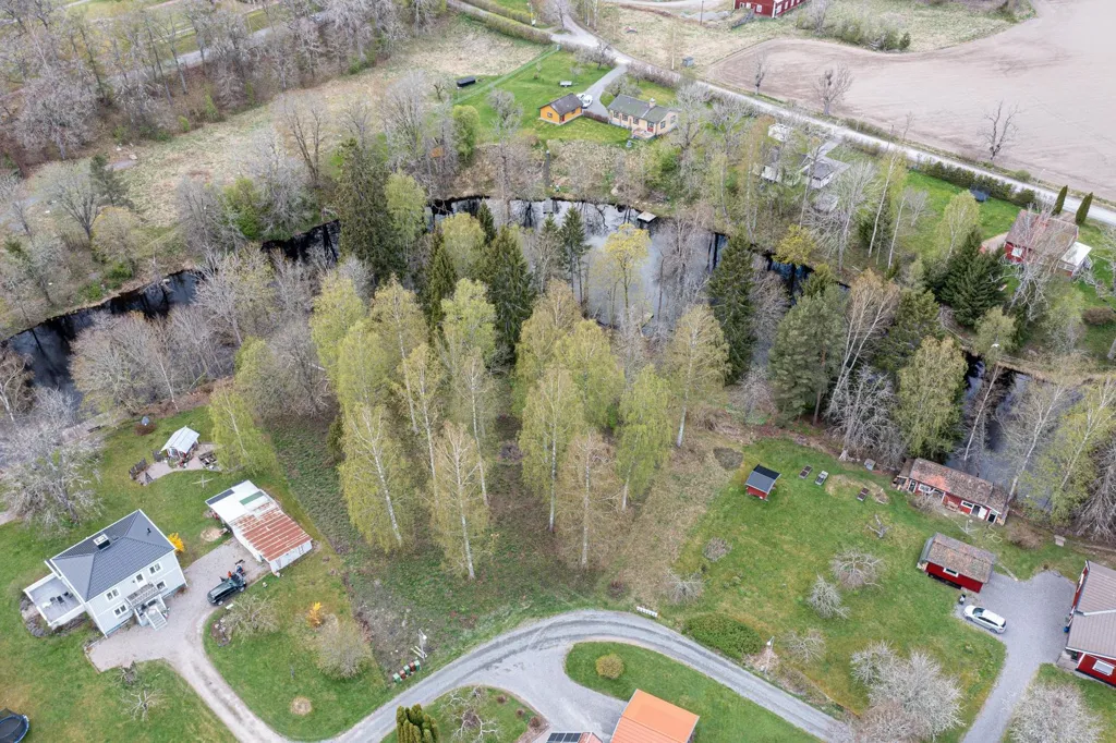 Õhuvaade - Buildable Plot with Riverfront in Skinnskatteberg