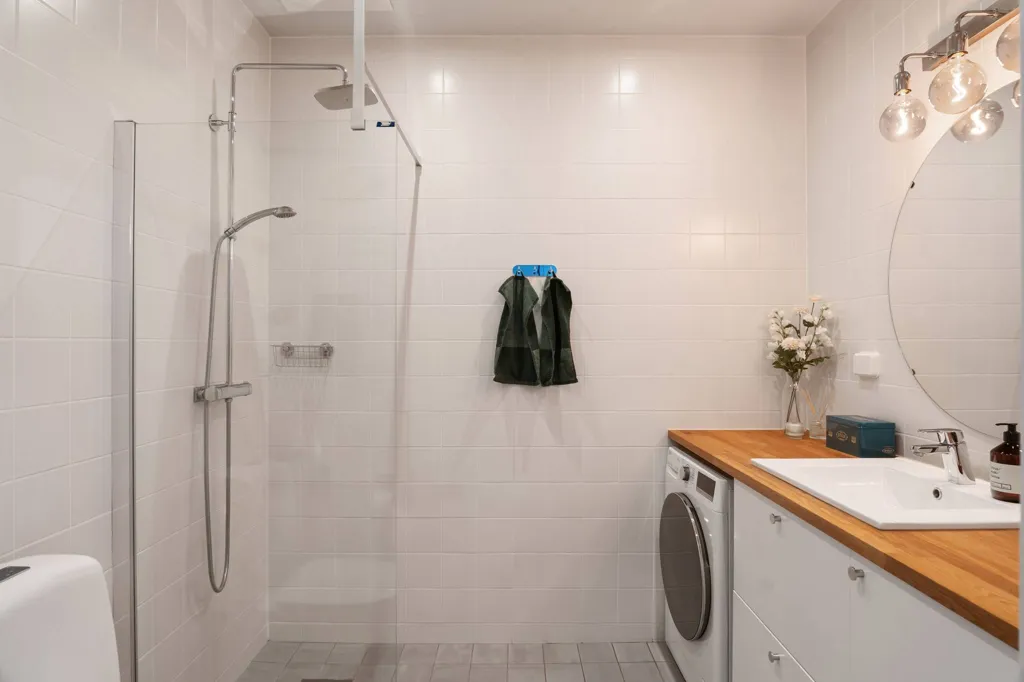 Salles de bain - Studio Apartment with High Ceilings in Roslags Näsby