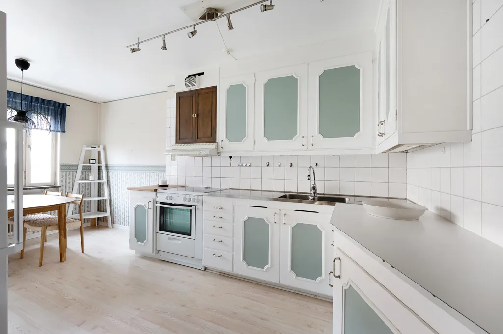 Köök - Apartment with Balcony in Central Rosersberg