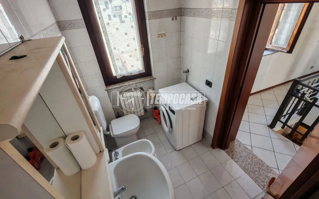 Bathrooms - Spacious Trilocale with Balcony in Rovellasca