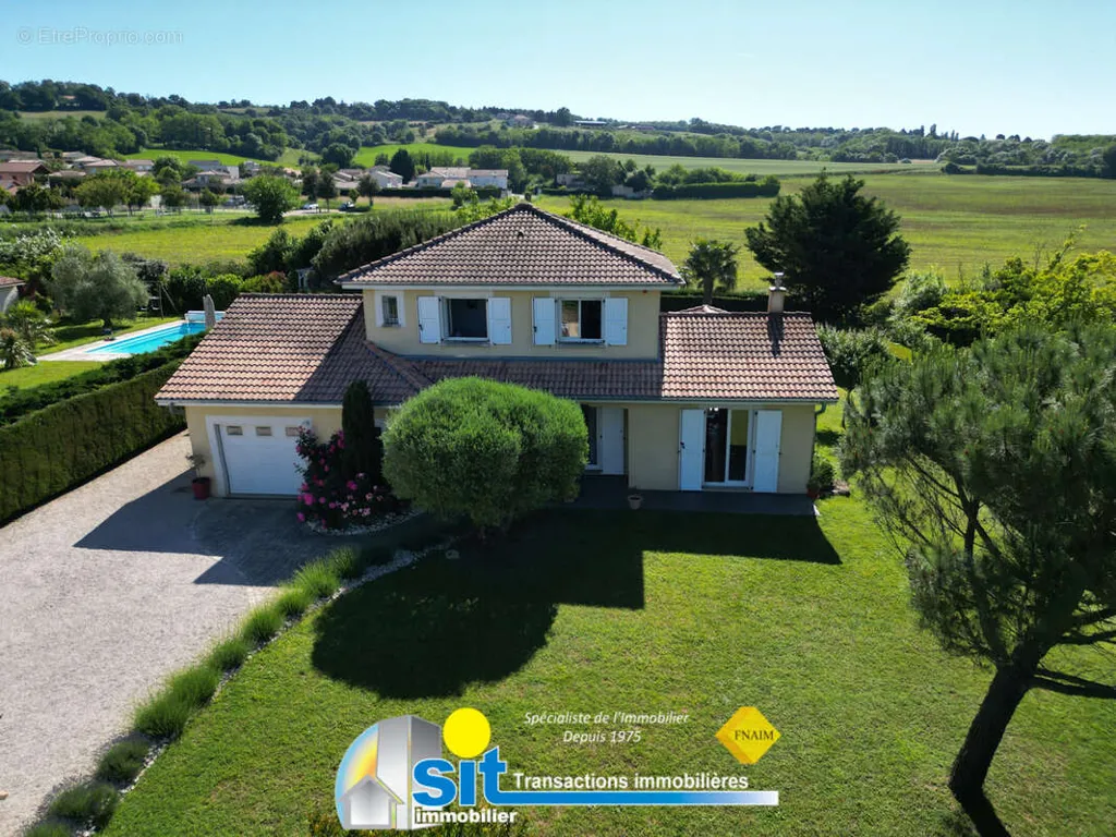 Vue aérienne - Villa avec Piscine et Jardin à Reventin-Vaugris