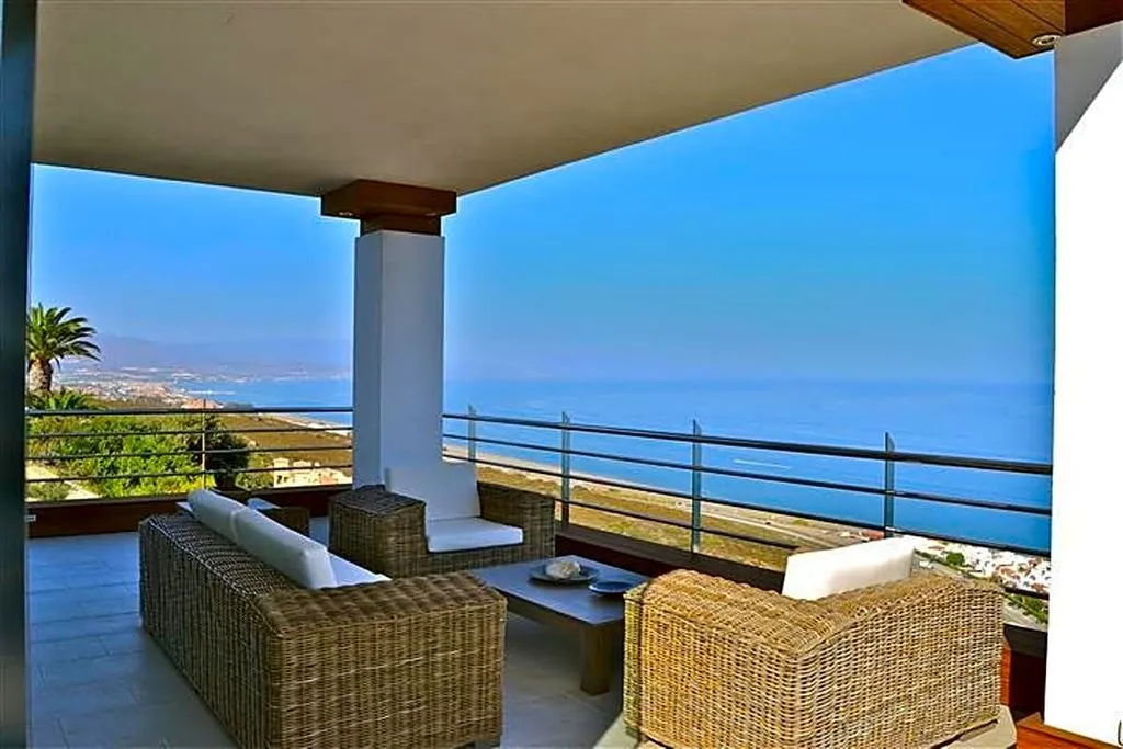 Terrass - Luxury Villa with Panoramic Views in La Duquesa