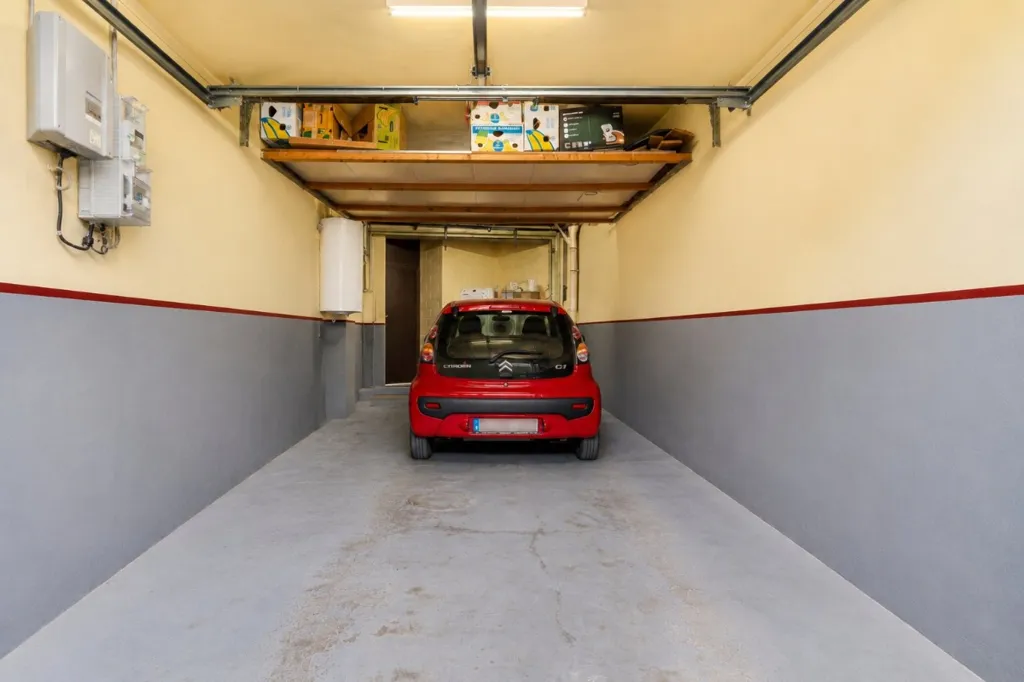 Garage - Spacious Home with Garden in Denderwindeke