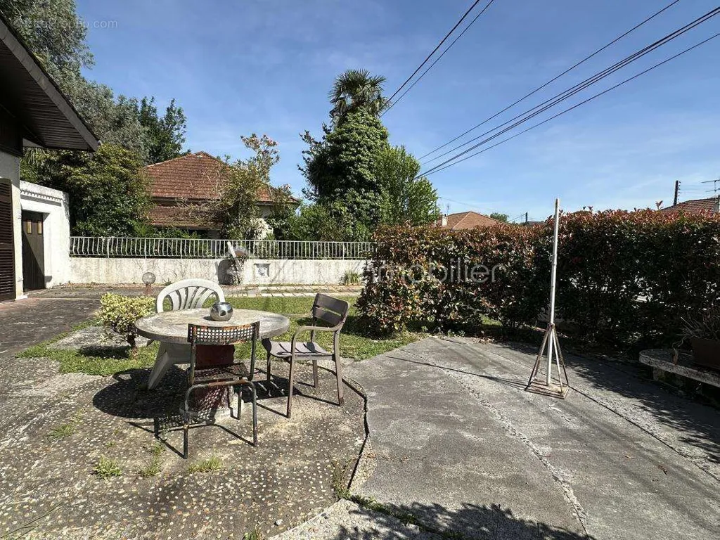 Aed - House with Terrace in Pau
