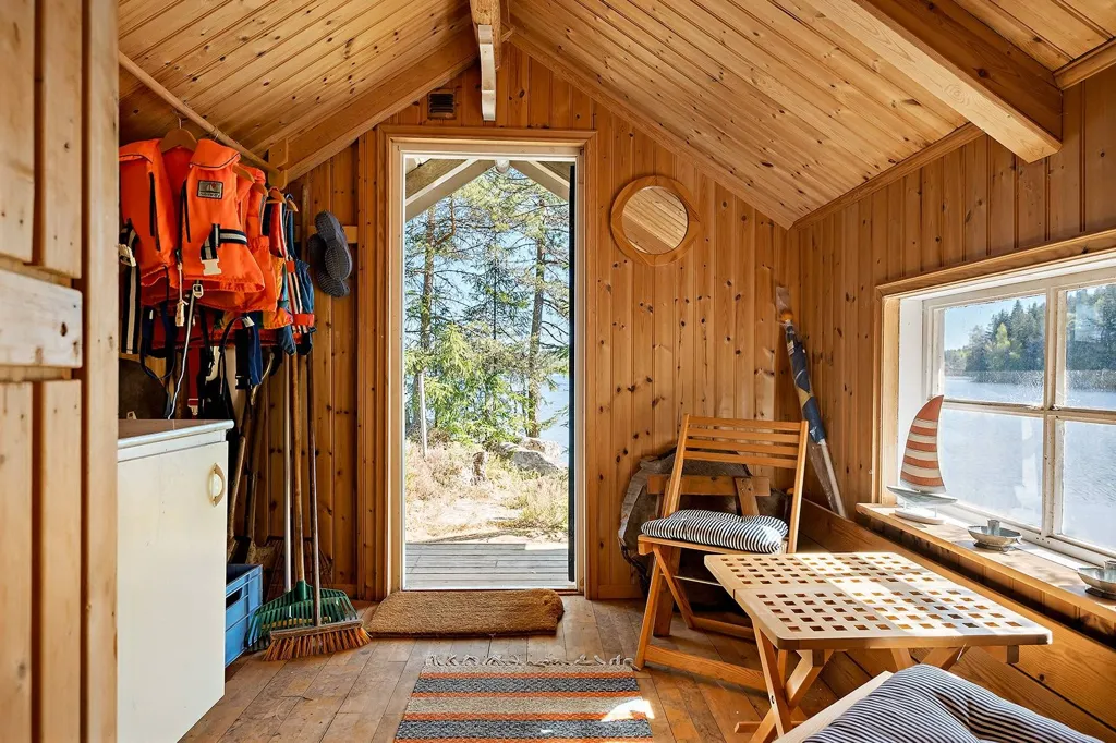 Terrass - Traditional Cottage by Lake in Hillared