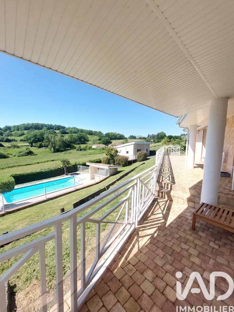 Terrasse - Villa avec Piscine et Vue Panoramique sur les Pyrénées à Louit