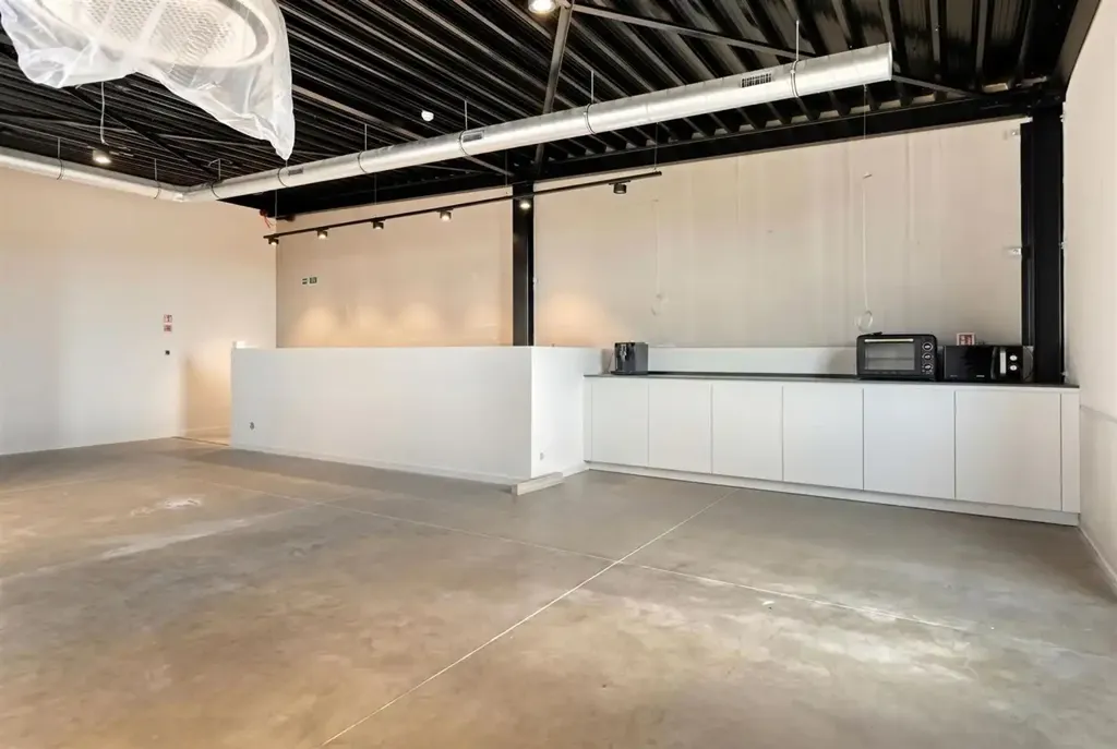 Bureau - Unité KMO Polyvalente avec Vaste Espace à Deinze