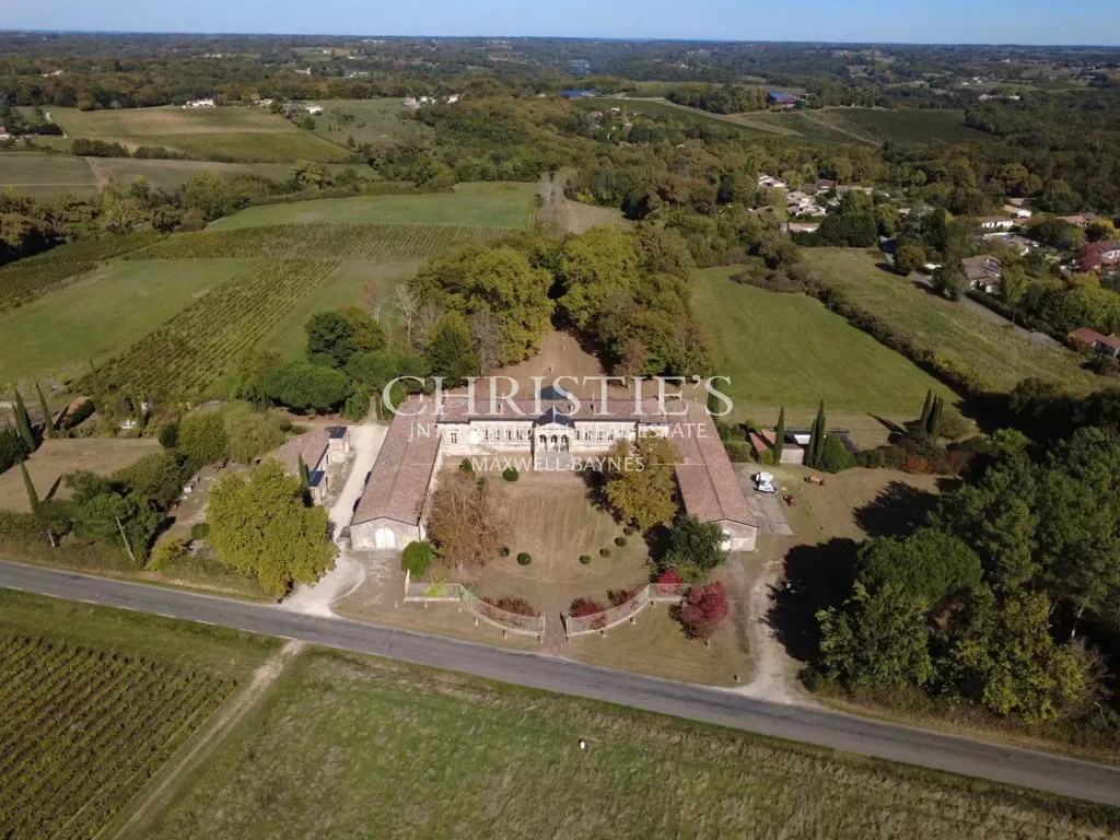 Vue aérienne - Domaine Viticole Historique avec Château à Entre-Deux-Mers