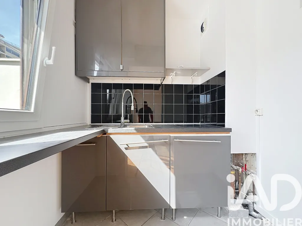 Cuisine - Studio avec Balcon et Parking à Courbevoie
