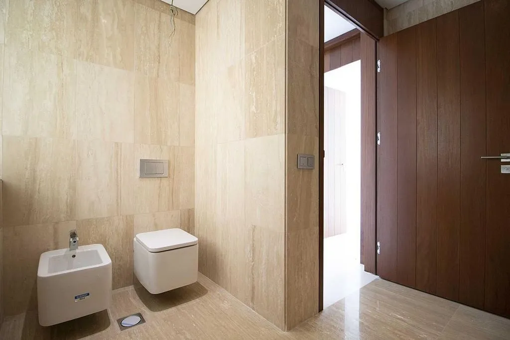 Salles de bain - Contemporary Townhouse with Pool in Ifara