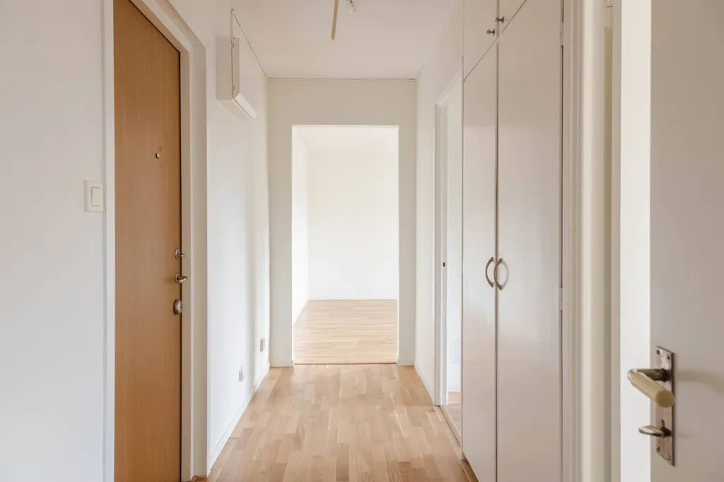 Modern Flat with South-Facing Balcony in Norr
