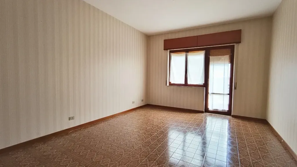 Pièces - Three-Bedroom Apartment with Balcony in Solofra