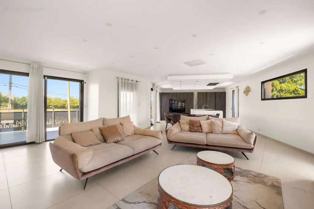 Elutuba - Contemporary House with Pool in Simandres